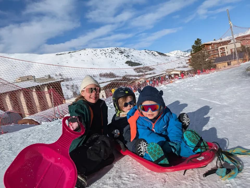 Pause luge sur les pistes avec les enfants